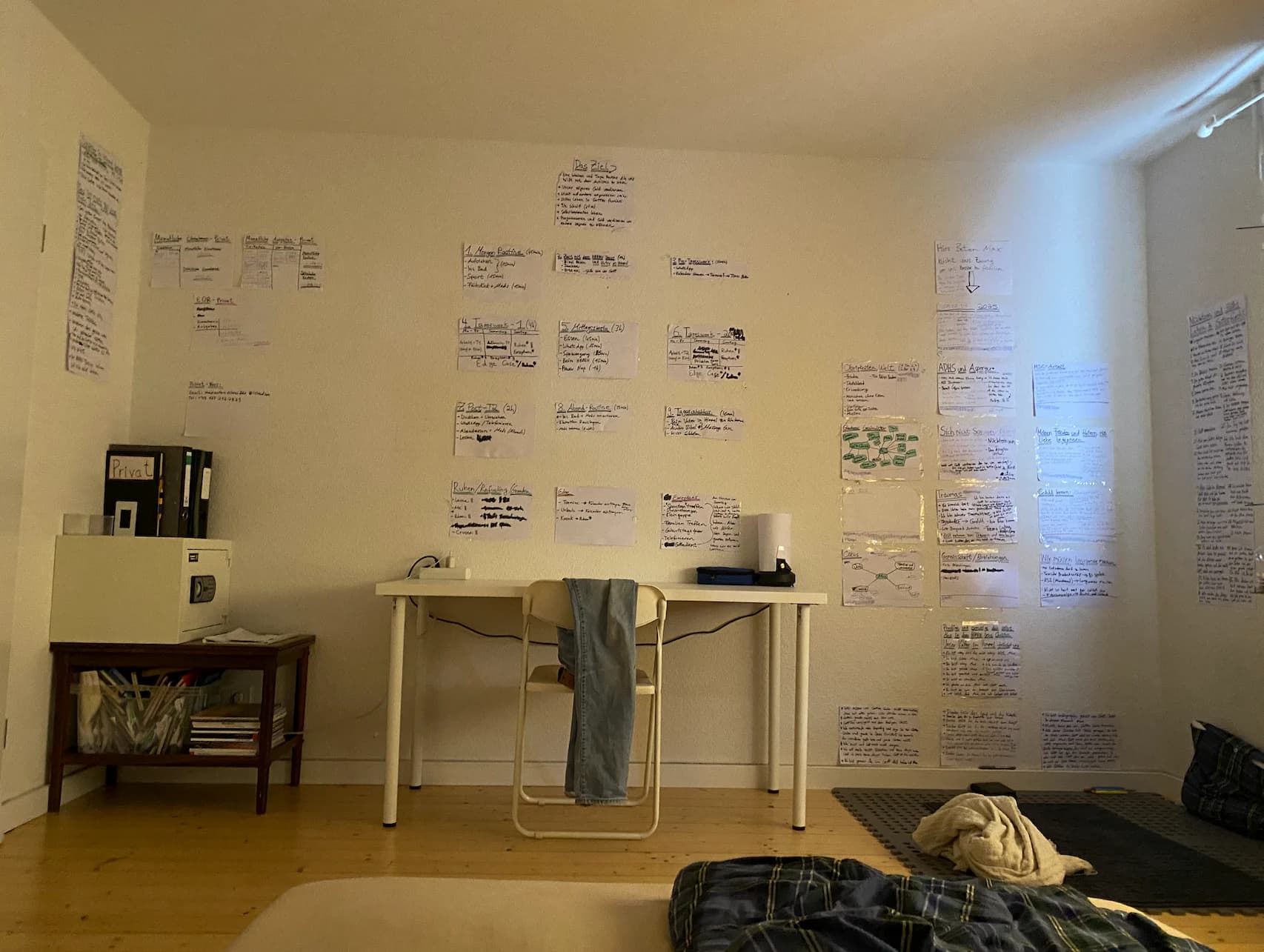 Pared llena de rutinas, secuencias y recordatorios escritos a mano durante la creación de meinsystem.app